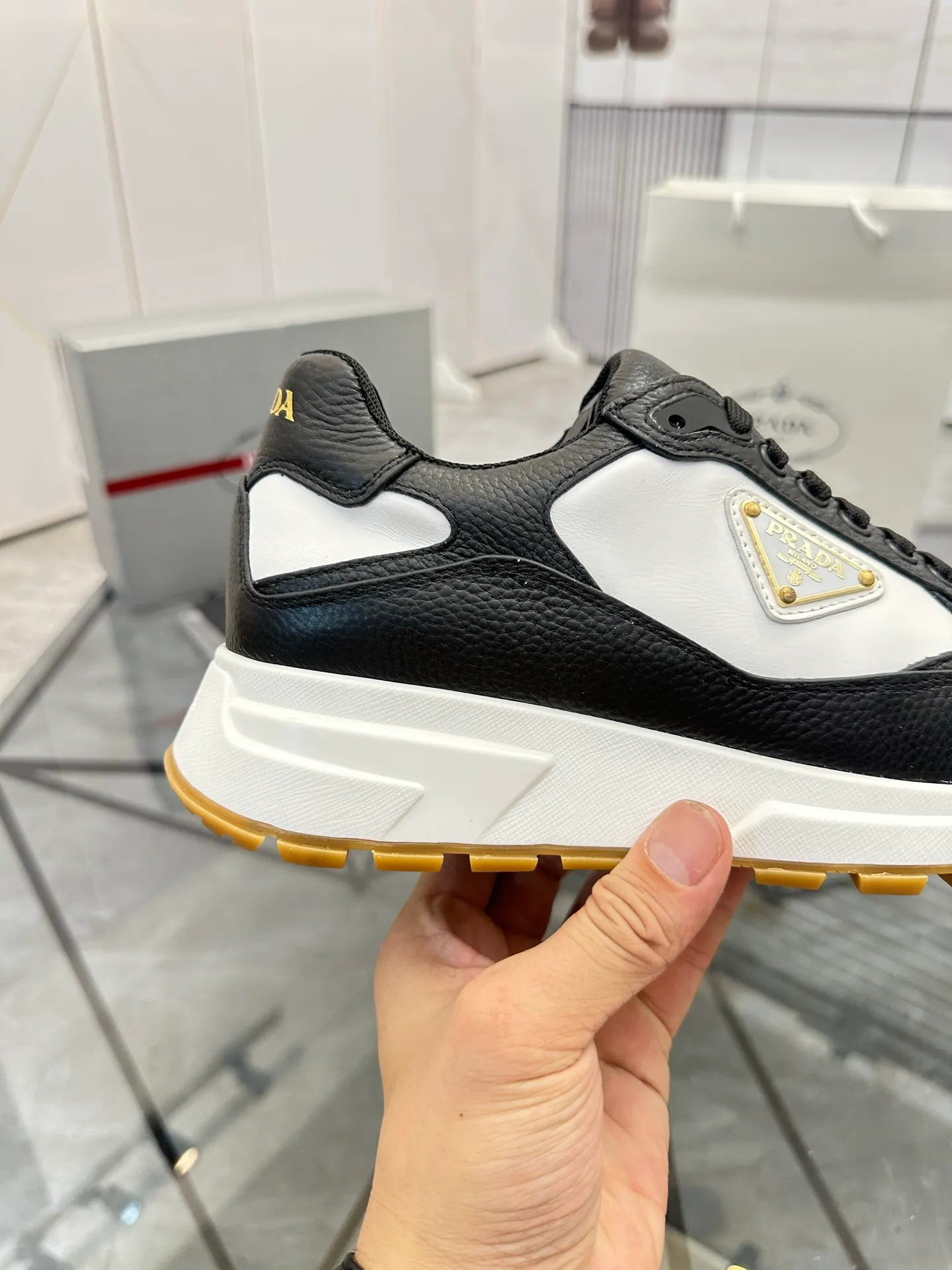 Men's shoes: 💰P600¥ High-end top quality Product trademark: Prada *"Prada*" low-top casual shoes Regular size: 38-45 (can be customized to 46) Product material: imported cowhide upper, breathable lining, cowhide foot pads, original ultra-light foam outsole. No.: 001